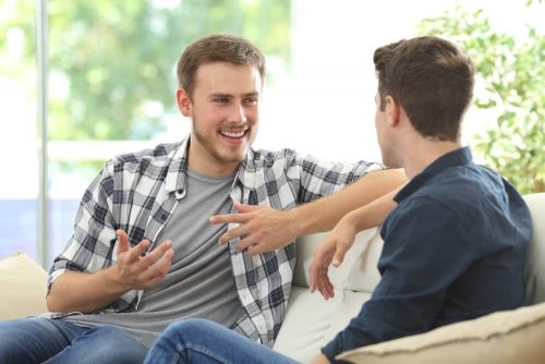 Zwei Männer unterhalten sich und lachen.
