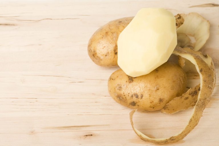 4 Hausmittel mit Kartoffelschale, die du kennen musst
