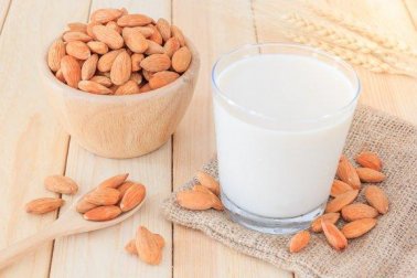 Mandelmilch zum Abnehmen einfach zubereiten