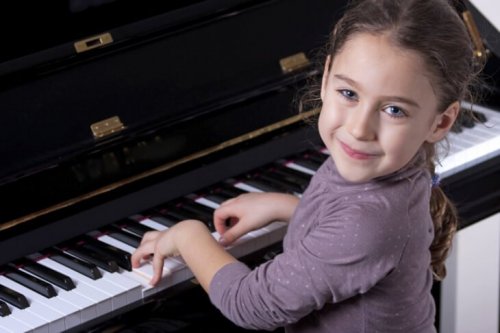 Mädchen spielt Klavier