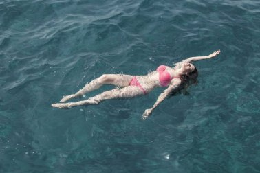 Schwimmen im Meer: wie du es lernen kannst