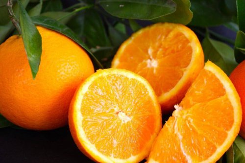 Pflege den Hals mit diesen Orangen.