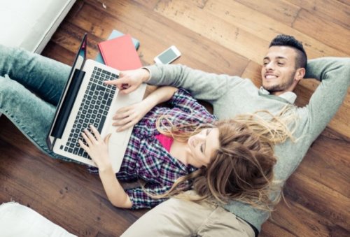Pärchen surft im Internet