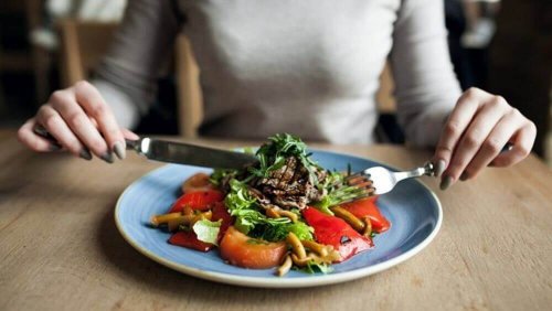 Eine Frau isst eine Mahlzeit.