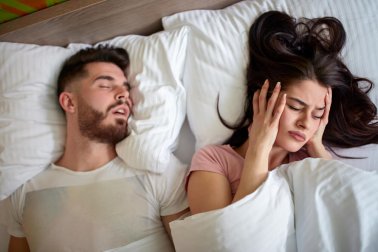 Problem mit dem Schnarchen? Bekämpfe es mit diesen 5 Hausmitteln