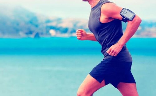Mann geht in der nähe eines Sees joggen.