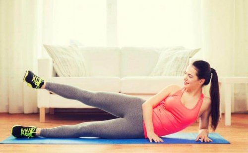 Trainiere deine Hüften, indem du die Beine seitlich anhebst