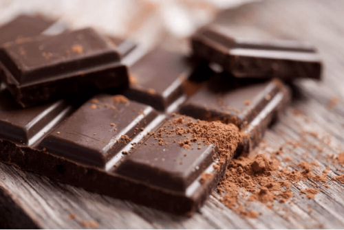 Dunkle Schokolade mit Kakaopulver