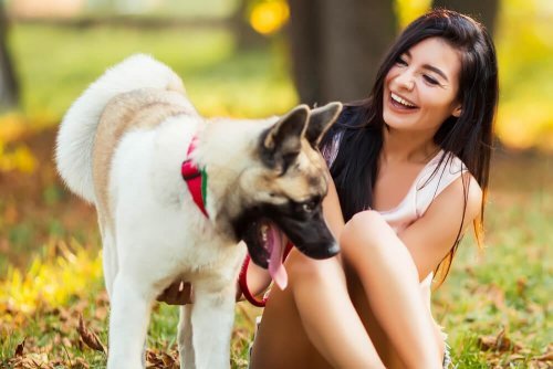 Lachende Frau mit Hund