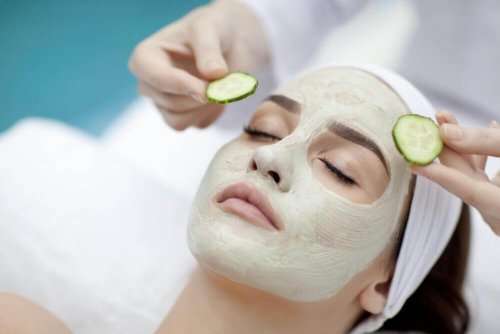 Zur Reinigung deiner Poren kannst du deine eigene Gesichtsmaske herstellen