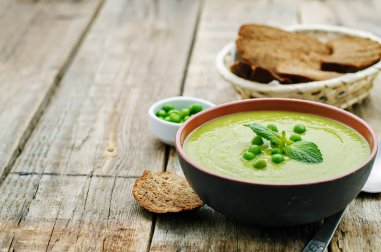 Rezept: Leckere Erbsensuppe mit Speck