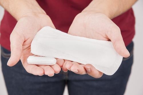 Du solltest Pads während der Periode alle vier Stunden wechseln