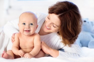 Monatliche Entwicklung der motorischen Fähigkeiten von Babys