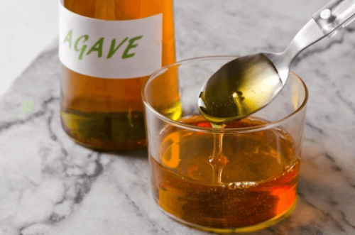 Flüssige Agave in einem Becher und einer Flasche.