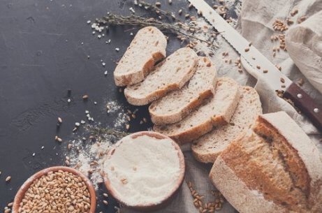 Ein aufgeschnittenes Vollkornbrot.