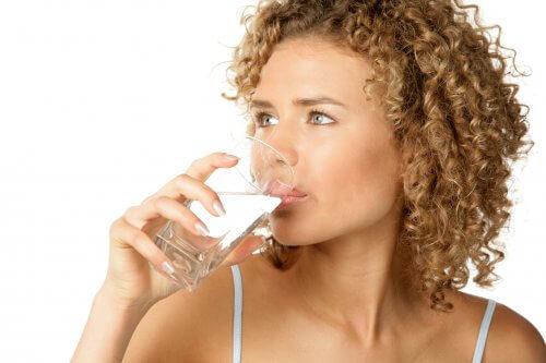 Frau trinkt Wasser