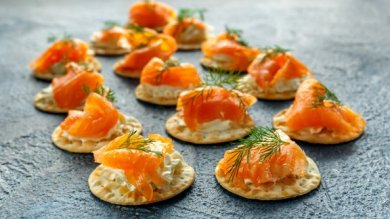 Blinis mit geräuchertem Lachs und Tartarsauce