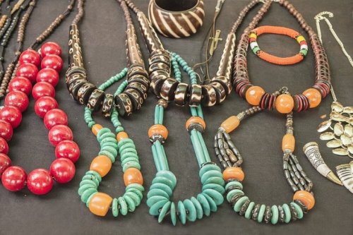 Bunte Armbänder und Ketten.