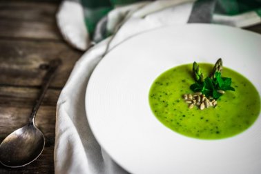 Gazpacho aus grünem Spargel für Vegetarier