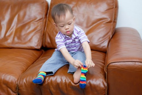 Entwicklung der motorischen Fähigkeiten: Kind kann alleine Socken anziehen