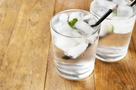 Zwei Gläser Wasser mit Eiswürfeln.