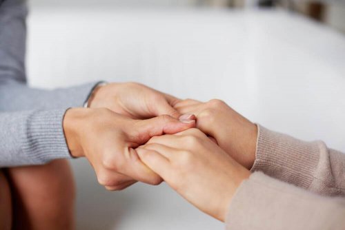 Die Hand einer anderen Person halten