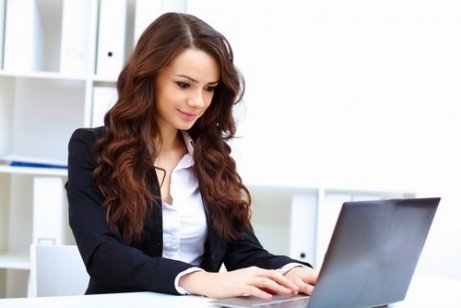 Frau sitzt am Laptop, um zu arbeiten. Aufstehen, um mehr Kalorien zu verbrennen.