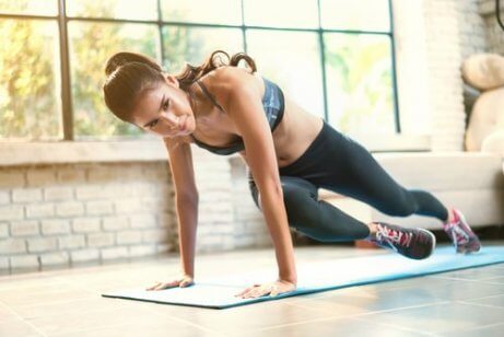 Frau macht Übungen, um beim Sport mehr Kalorien verbrennen zu können.