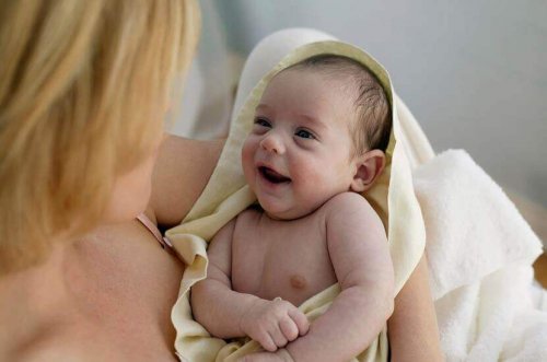 Frisch gebadetes Baby