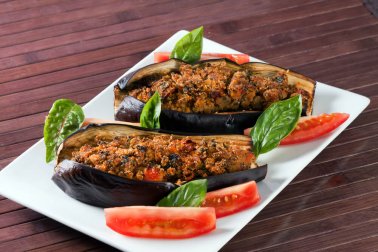 Gefüllte Aubergine mit Gemüse und Vinaigrette