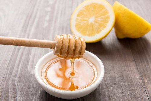 Honig und Zitrone zur Linderung von Halsschmerzen