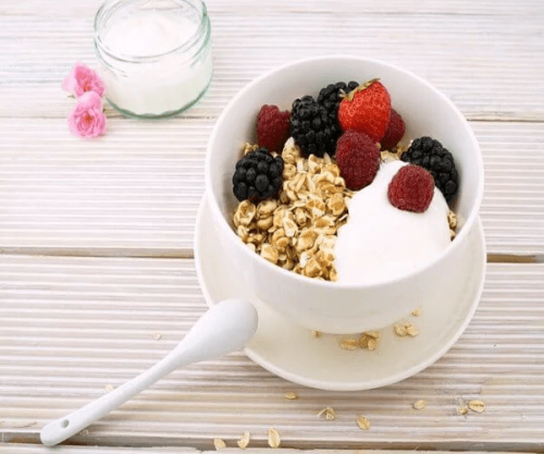 Eine Schüssel Müsli mit Joghurt und Früchten.