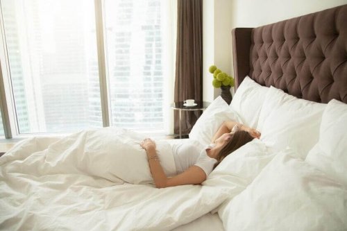 Schlafende Frau im Bett