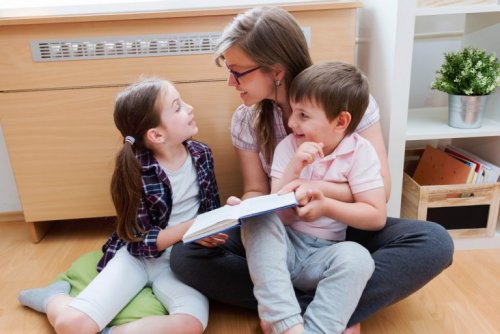 Mutter liest mit Kindern