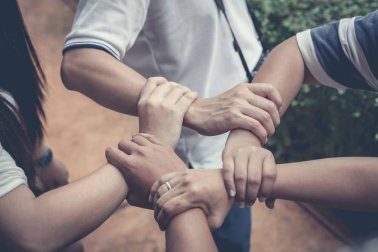 Hilfsbereitschaft: wie du sie deinem Kind beibringst