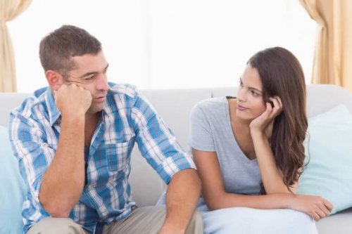 Ein Paar sitzt auf einer Couch und unterhält sich.