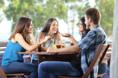 Sich mit Freunden treffen lindert Stress