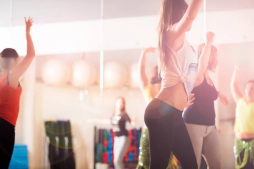 Tanztherapie in einer Tanzklasse mit mehreren Frauen.