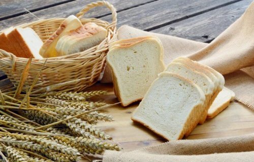 Einige Toastbrot-Scheiben in einem Korb und daneben.