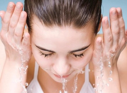 kaltes Wasser bei dunklen Augenringen