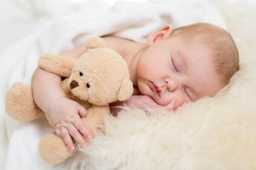 Kind mit Teddy