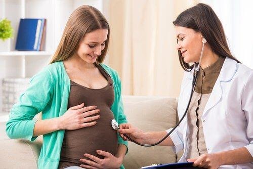 schwangere Frau beim Arzt