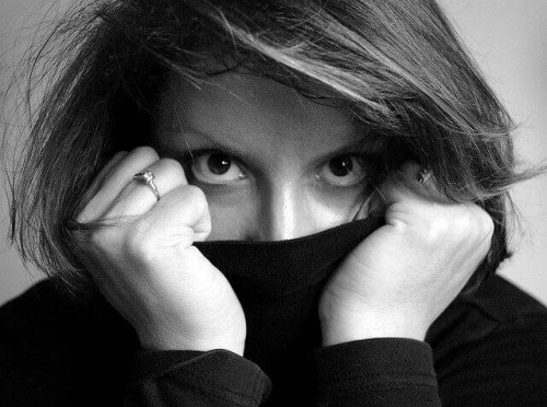 Frau mit Rollkragenpullover