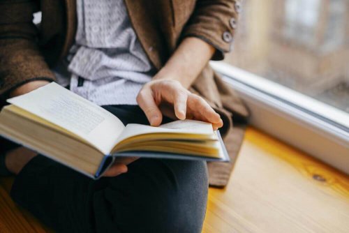 Ein Bücherregal hilft dir, deine Bücher sachgemäß zu lagern