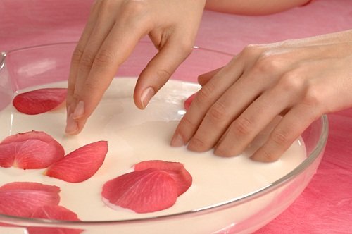 Hand- und Fußpflege: Peeling und Feuchtigkeitszufuhr
