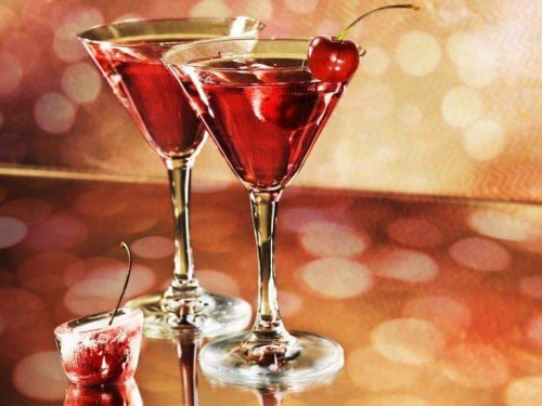 Zwei Gläser gefüllt mit Alkohol.
