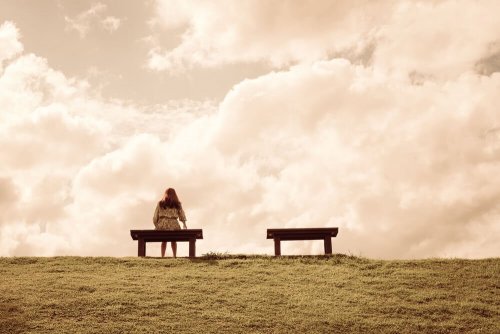 Angst vor dem Alleinsein - Person sitzt allein auf Bank