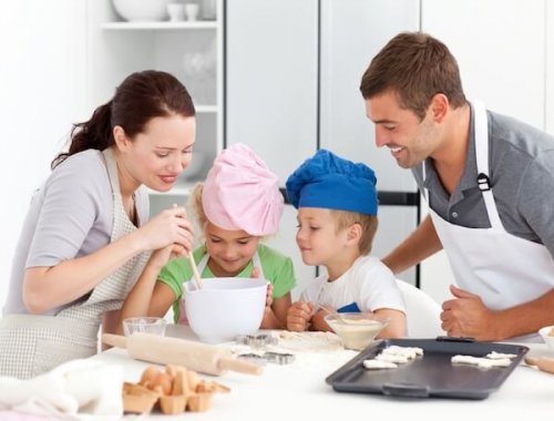 Die ganze Familie backt zusammen