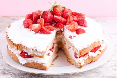 Eistorte mit Erdbeeren