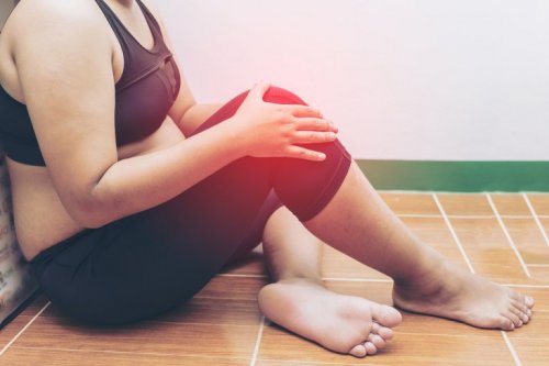 Frau hat Schmerzen im Knie